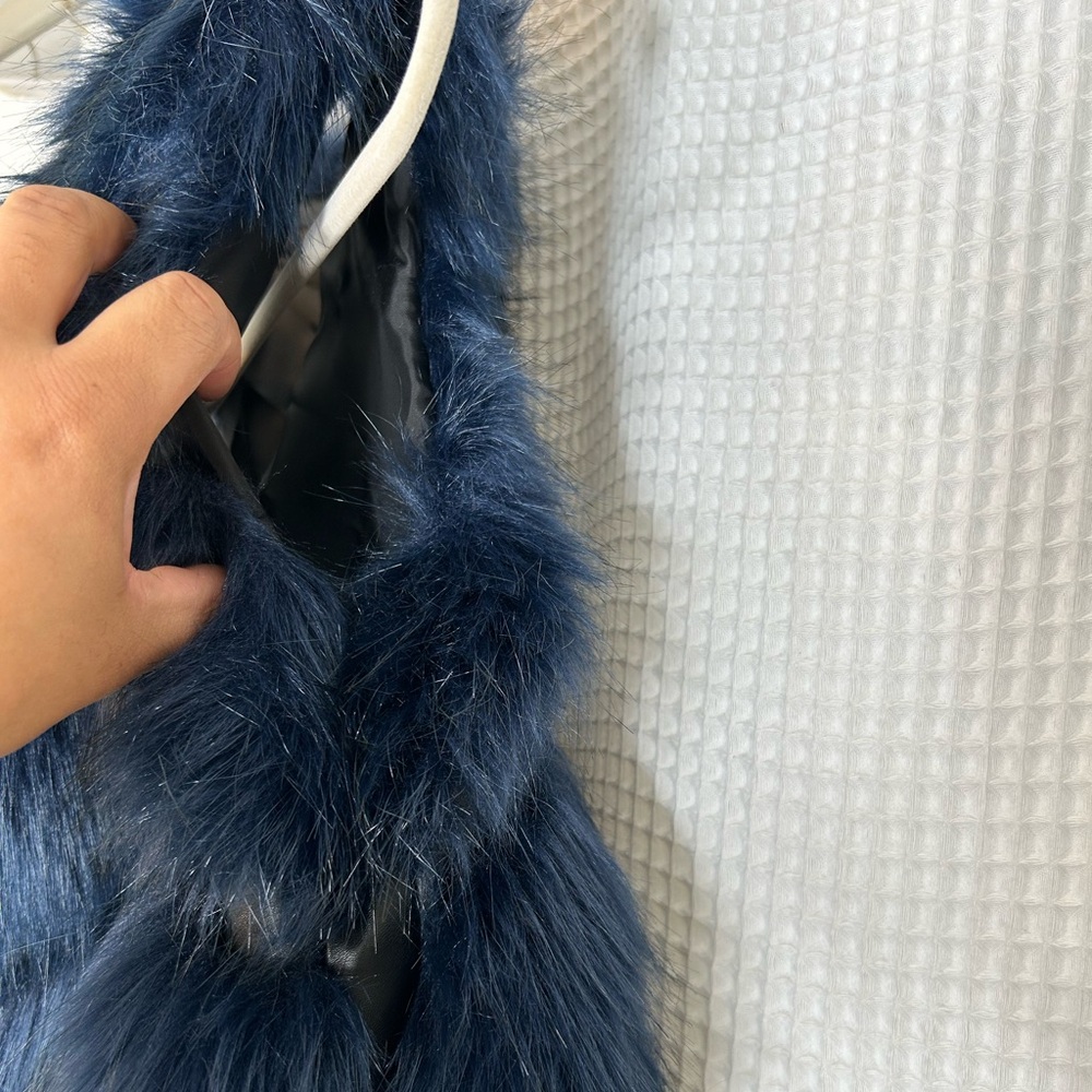 Women’s Faux Fur Vest- Stylish and Cozy - Picture 5 of 8